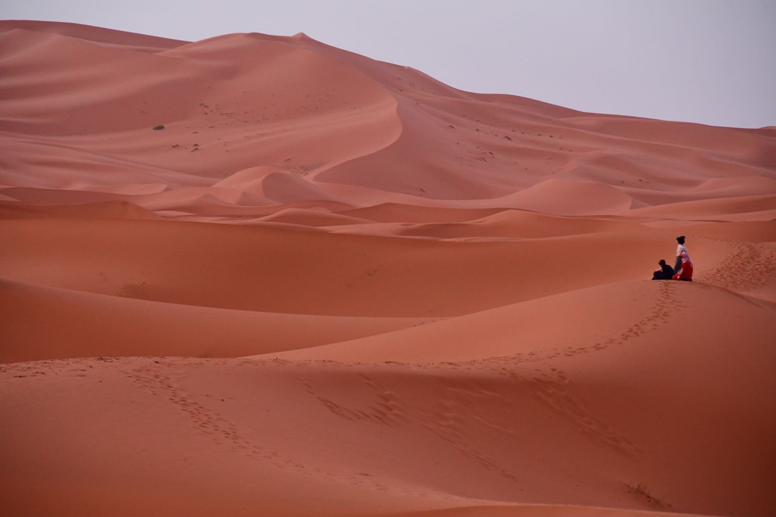 Sonnenuntergang über den Dünen von Erg Chebbi mit Blick von der Dachterrasse des Dar Duna